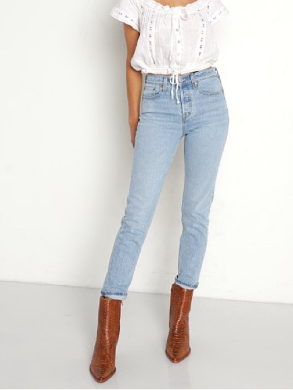 Levi's wedgie icon fit High-Rise Light Wash Slim Straight Jeans size 26 W